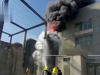 [视频]无锡正在拆除的玻璃钢锅炉起火燃烧，浓烟滚滚：疑似电